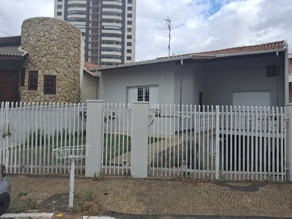 Casa ampla com 4 dormitórios e quintal na Vila Independência – Valinhos